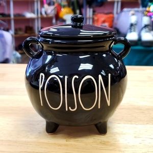 NWT GIFTABLE 🎁 RAE DUNN Black Cauldron POISON Mulled Wine Candle Scent 11.7oz